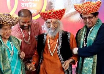 राज ठाकरे आशा भोसलेंना म्हणाले “आशाताई या वयातही..!”