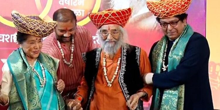 राज ठाकरे आशा भोसलेंना म्हणाले “आशाताई या वयातही..!”