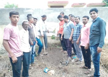 बचत गटांच्या माध्यमातून खर्ची खु येथे वृक्षारोपन