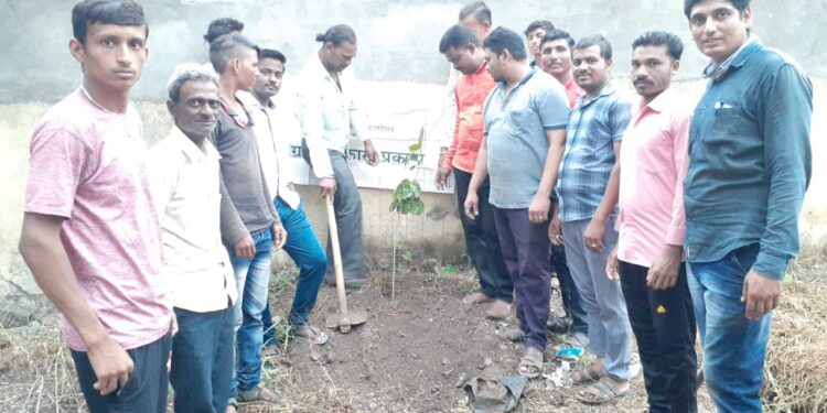 बचत गटांच्या माध्यमातून खर्ची खु येथे वृक्षारोपन