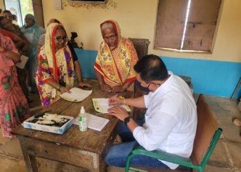 लोन पीराचे येथे डॉ भूषण मगर यांच्या मार्गदर्शनाखाली आरोग्य शिबीर