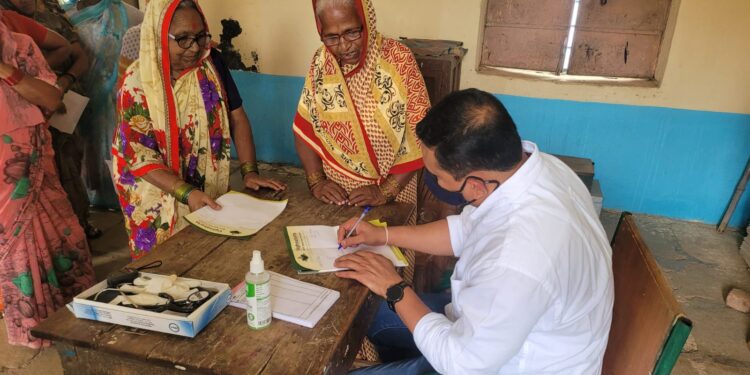 लोन पीराचे येथे डॉ भूषण मगर यांच्या मार्गदर्शनाखाली आरोग्य शिबीर