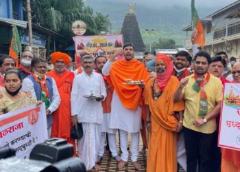 मंदिरे उघडण्यासाठी साधु-महंतांसह भाजपचे त्र्यंबकेश्वरी आंदोलन