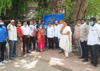 जळगावात शिवसेना आक्रमक ; डुकराच्या तोडाला लावले पोष्टर