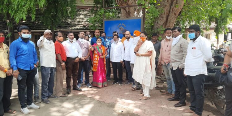 जळगावात शिवसेना आक्रमक ; डुकराच्या तोडाला लावले पोष्टर