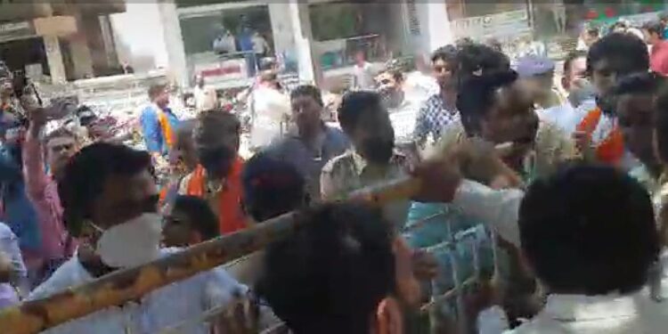 जळगावात राजकारण तापल : शिवसैनिकांची थेट भाजपच्या कार्यालयावर धडक ; मारहाण केली म्हणून भाजप करणार गुन्हा दाखल