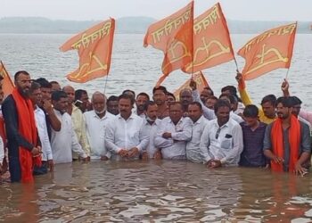 आ. चंद्रकांत पाटील यांचे पाण्यासाठी ‘धरणात’ जलसमाधी आंदोलन..