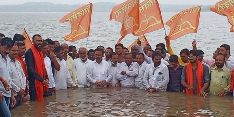 आ. चंद्रकांत पाटील यांचे पाण्यासाठी ‘धरणात’ जलसमाधी आंदोलन..