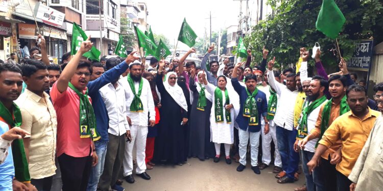 खा.ओवेसींच्या घरावरील हल्ल्याच्या निषेधार्थ धुळ्यात एमआयएमचा मोर्चा