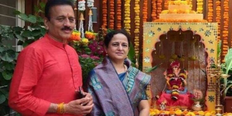 गिरीश महाजन यांच्या जामनेरातील निवासस्थानी गणरायाचे आगमन, साध्या पद्धतीनं गणेशाची स्थापना !