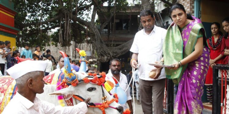 शेतकर्‍याची हतबलता कमी कर ; कोरोना रुपी संकटातून मुक्त कर : महापौरांचे साकडे