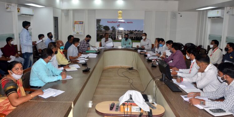 अतिवृष्टीग्रस्त गावांत रोगराई पसरु नये यासाठी यंत्रणांनी समन्वय राखून कार्यवाही करण्याचे जिल्हाधिकारी अभिजीत राऊत यांचे निर्देश