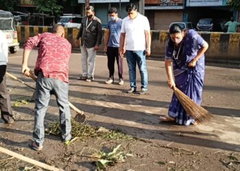 शिवसेनेच्या महापौरांनी घेतला हातात झाडू ; ‘मनपा’ आरोग्य विभागाच्या अधिकार्‍यांसमवेत राबविले स्वच्छता अभियान
