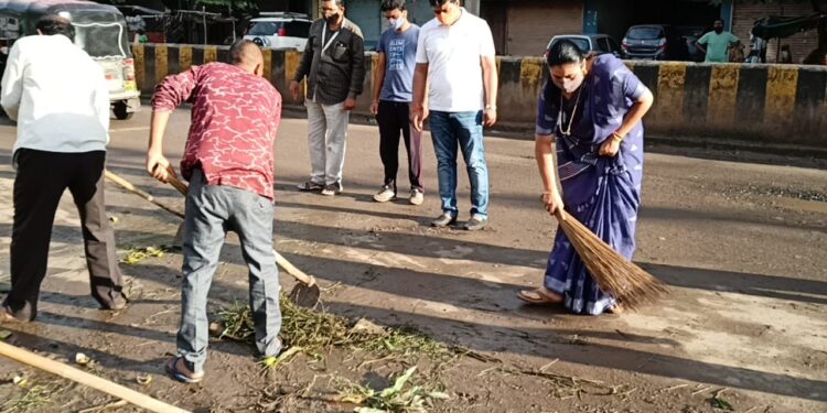 शिवसेनेच्या महापौरांनी घेतला हातात झाडू ; ‘मनपा’ आरोग्य विभागाच्या अधिकार्यांसमवेत राबविले स्वच्छता अभियान