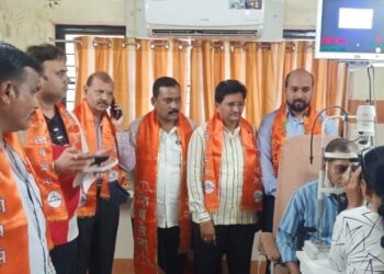 शिवसेना व मांगीलालजी नेत्रपेढी यांच्या संयुक्त विद्यमाने नेत्र तपासणी शिबिर संपन्न