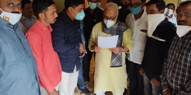 पाचोरा येथील महात्मा ज्योतिराव फुले स्मारकासंदर्भात छगन भुजबळांना निवेदन !