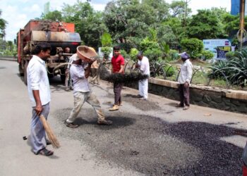 जळगावातील मुख्य रस्त्यांवरील खड्डे बुजविणे सुरू ; महापालिका प्रशासनाने यंत्रणा उतरविली रस्त्यावर !