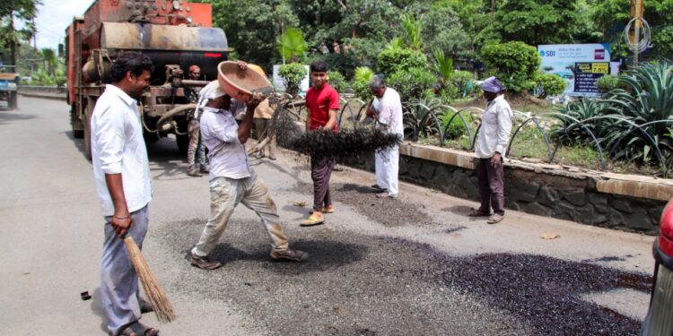 जळगावातील मुख्य रस्त्यांवरील खड्डे बुजविणे सुरू ; महापालिका प्रशासनाने यंत्रणा उतरविली रस्त्यावर !