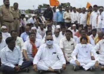 जळगावातील मुख्य रस्त्यांवरील खड्डे बुजविणे सुरू ; महापालिका प्रशासनाने यंत्रणा उतरविली रस्त्यावर !