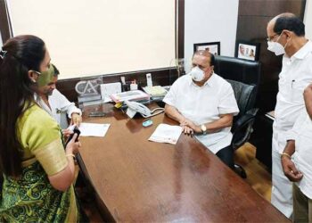 कोथळी मंदिरासाठी निधी मिळावा ना. हसन मुश्रीफ यांच्याकडे मागणी