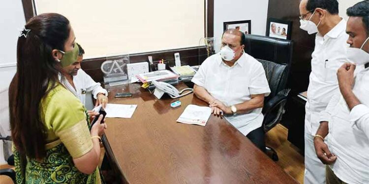 कोथळी मंदिरासाठी निधी मिळावा ना. हसन मुश्रीफ यांच्याकडे मागणी