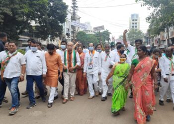 जळगावात  ‘मोदी हटाव, देश बचाव’ चा नारा देत..  राष्ट्रवादी,कॉग्रेसचे नेते रस्त्यावर