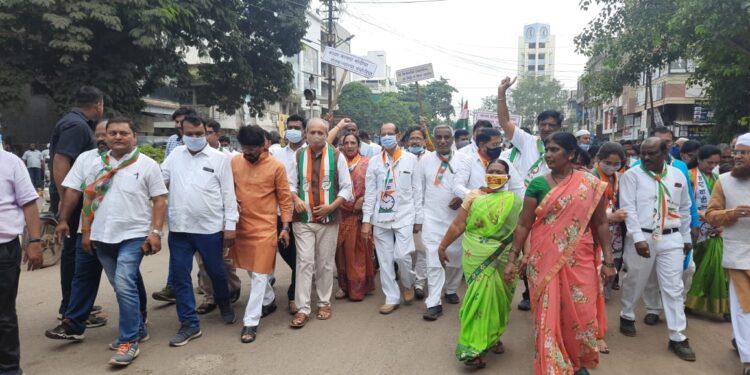 जळगावात  ‘मोदी हटाव, देश बचाव’ चा नारा देत..  राष्ट्रवादी,कॉग्रेसचे नेते रस्त्यावर