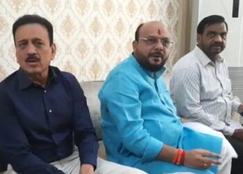 शिवसेनेचे मंत्री भाजप नेत्याच्या घरी ; गिरीश महाजन म्हणाले, चहा पाणी घेवून एकत्र पाहणी करू