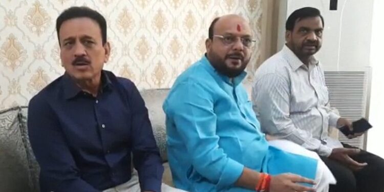 शिवसेनेचे मंत्री भाजप नेत्याच्या घरी ; गिरीश महाजन म्हणाले, चहा पाणी घेवून एकत्र पाहणी करू