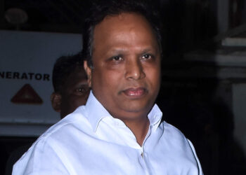 मुंबईच्या रस्त्यावरून आशिष शेलार यांनी शिवसेनेला धरले धारेवर…