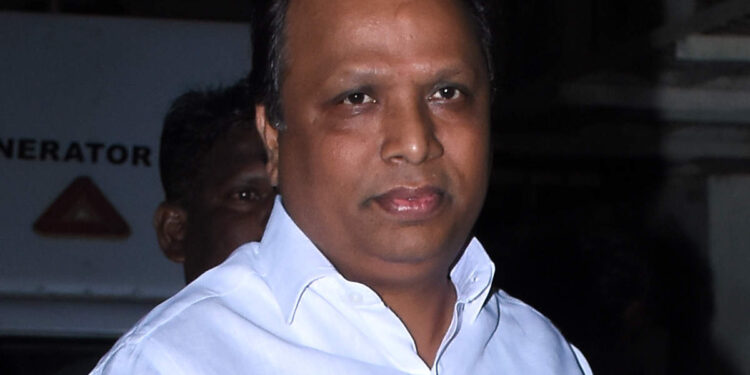 मुंबईच्या रस्त्यावरून आशिष शेलार यांनी शिवसेनेला धरले धारेवर…