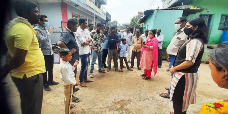 पडाऊ इमारतींच्या मालकांना मुख्याधिकारी शोभा बाविस्कर यांनी बजावली नोटीस