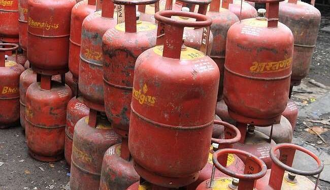 धुळे येथे घरगुती गॅसचा गैरवापर; दोघा तरुणांवर पोलिसांची कारवाई