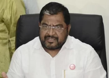 राजू शेट्टी यांचा साखर आयुक्तांवर  हल्ला बोल!