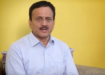 आम्हाला चित्रपटात भूमिका दया – आ. गिरीश महाजन