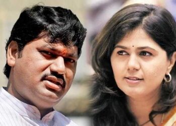 जिल्ह्याला वाऱ्यावर सोडून पालकमंत्री पुण्याला गेले ; पंकजा मुंडे यांची धनंजय मुंडे यांच्यावर टीका