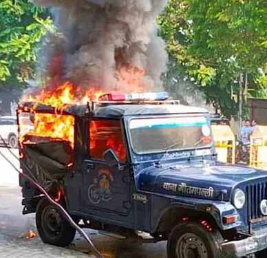 यूपी येथे हिंसाचार भडकला, पोलिसांची गाडीही जाळली..