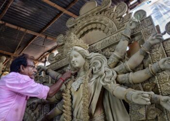 शासनाचे नियम : दुर्गा मूर्तिकारांवर आर्थिक संकटाचा बोजा ; विक्री होत नसल्याने मजुरांचे पैसे काढणे मुश्किल..