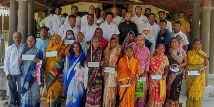 राष्ट्रीय कुटूंब लाभ योजनेतंर्गत पालकमंत्री गुलाबराव पाटील यांच्या हस्ते 20 लाभार्थ्यांना धनादेशाचे वाटप