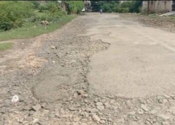 गणपतीनगर रस्त्यावरील डांबर वाहून गेल्याने नागरिकांचे हाल..