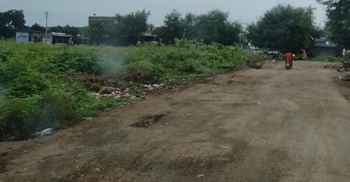 भडगाव – पारोळा या रस्त्याची दुरवस्था ; खड्ड्यात रस्ता की रस्त्यात खड्डा !