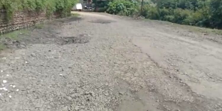प्रिंप्राळ्यातील रस्ते जीवघेणे ; नाही सिमेंटचे तर मातीचे रस्ते तरी द्या.; नागरिक बेहाल