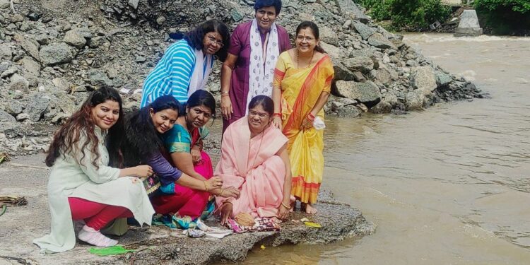 हवंन, पूजा करून नुकसान थांबवण्यासाठी जागृत महिला संघटनेची नदी मातेला आराधना…