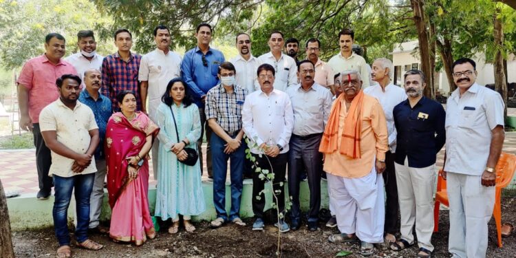 पर्यावरण पंधरवडा निमित्त वृक्षारोपण करून जिल्हा महानगरतर्फे केले सीमोलंघन…