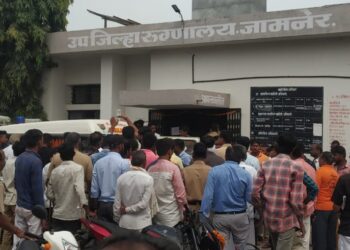 जामनेर-जळगाव रस्त्यावर कपाशीचा ट्रक उलटुन १ मजुर जागीच ठार; तर ८ जखमी