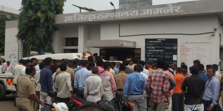 जामनेर-जळगाव रस्त्यावर कपाशीचा ट्रक उलटुन १ मजुर जागीच ठार; तर ८ जखमी