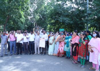 राज्य सरकारी कर्मचा-यांचे जिल्हाधिकारी कार्यालयाच्या आवारात ठिय्या आंदोलन यशस्वी….