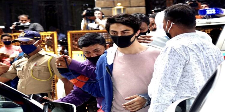 न्यायालयाकडून शाहरुख  खानला मोठा दिलासा; आर्यन खानला २६ दिवसांनंतर जामीन