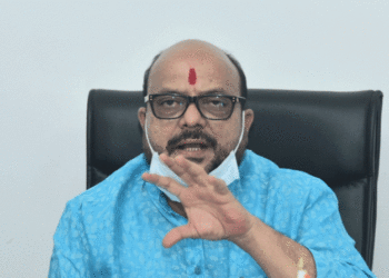 एकनाथ खडसे आणि चंद्रकांत पाटील यांनी वाद घालण्यापेक्षा विकासाला महत्त्व द्यावे – गुलाबराव पाटील