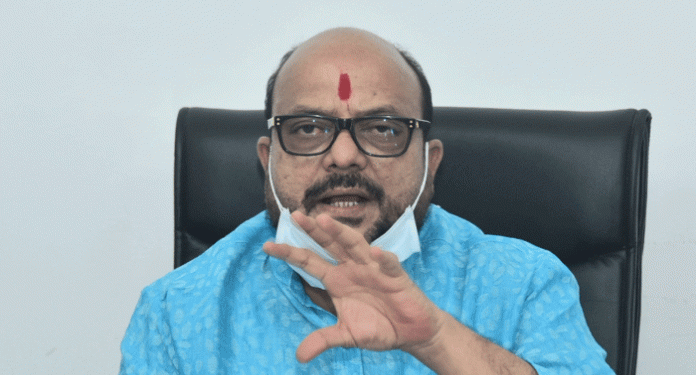 एकनाथ खडसे आणि चंद्रकांत पाटील यांनी वाद घालण्यापेक्षा विकासाला महत्त्व द्यावे – गुलाबराव पाटील